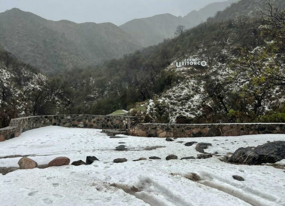 El Uritorco, cubierto de granizo. Foto: @charliparrilla.