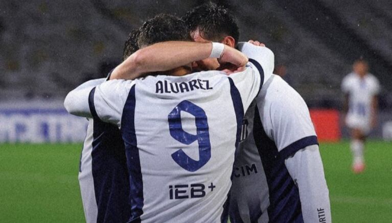 El uruguayo Álvarez Martínez fue la gran figura del partido.