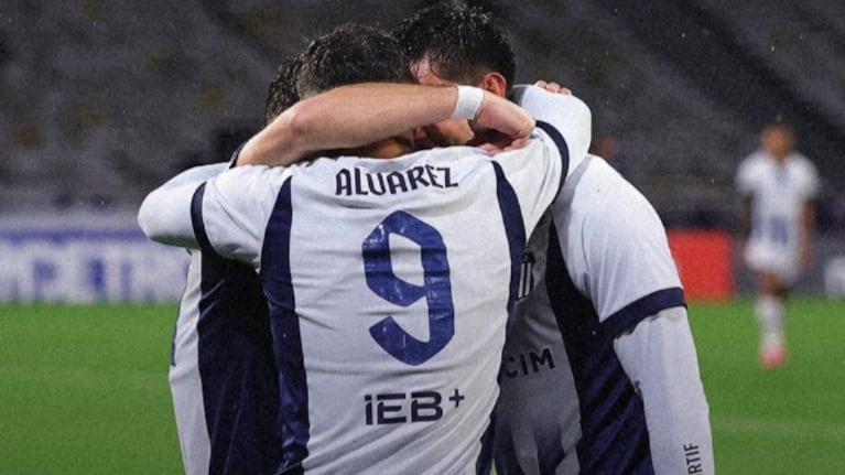 El uruguayo Álvarez Martínez fue la gran figura del partido.