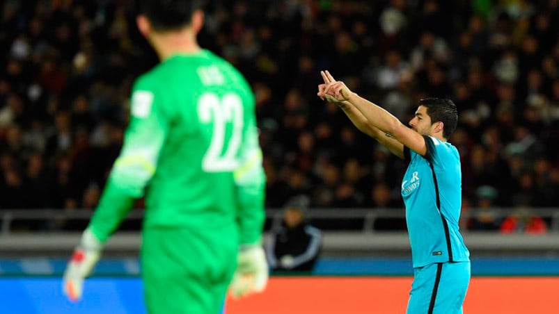 El uruguayo Luis Suárez marcó tres y se llevó la pelota.