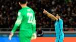 El uruguayo Luis Suárez marcó tres y se llevó la pelota.