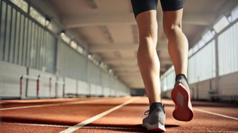 El uso del peso es un elemento que hace la diferencia en este ejercicio.