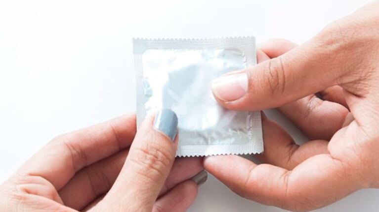 El uso del preservativo ayuda a combatir las enfermedades de transmisión sexual.