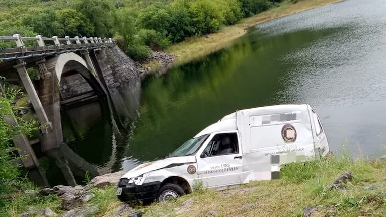 El utilitario se cayó del puente de Las Vacas, sobre la Ruta Provincial 5.