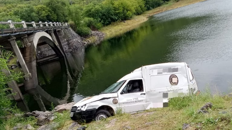 El utilitario se cayó del puente de Las Vacas, sobre la Ruta Provincial 5, en Calamuchita.