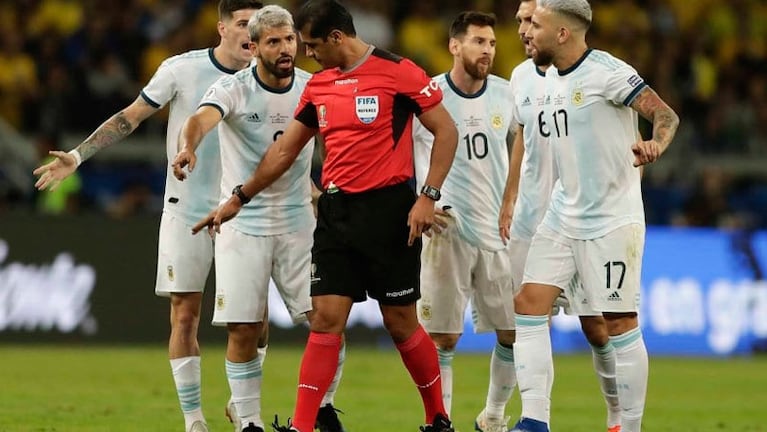 El VAR, en el centro de la polémica tras el duelo entre Argentina y Brasil.