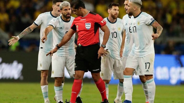 El VAR, en el centro de la polémica tras el duelo entre Argentina y Brasil.