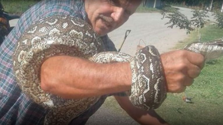El vecino capturó el ofidio y se sacó fotos para mostrar en las redes sociales.