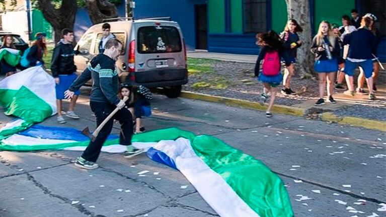 El vecino corrió a los alumnos, con el hacha en la mano. Foto: Clarín