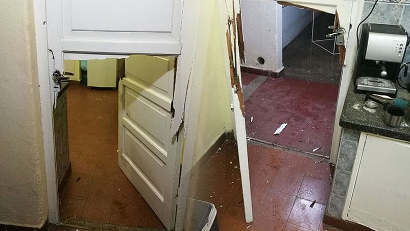 El vecino encontró la puerta rota y una sorpresa desagradable en su casa.