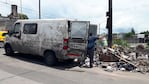 El vecino escrachado por tirar basura en la calle.