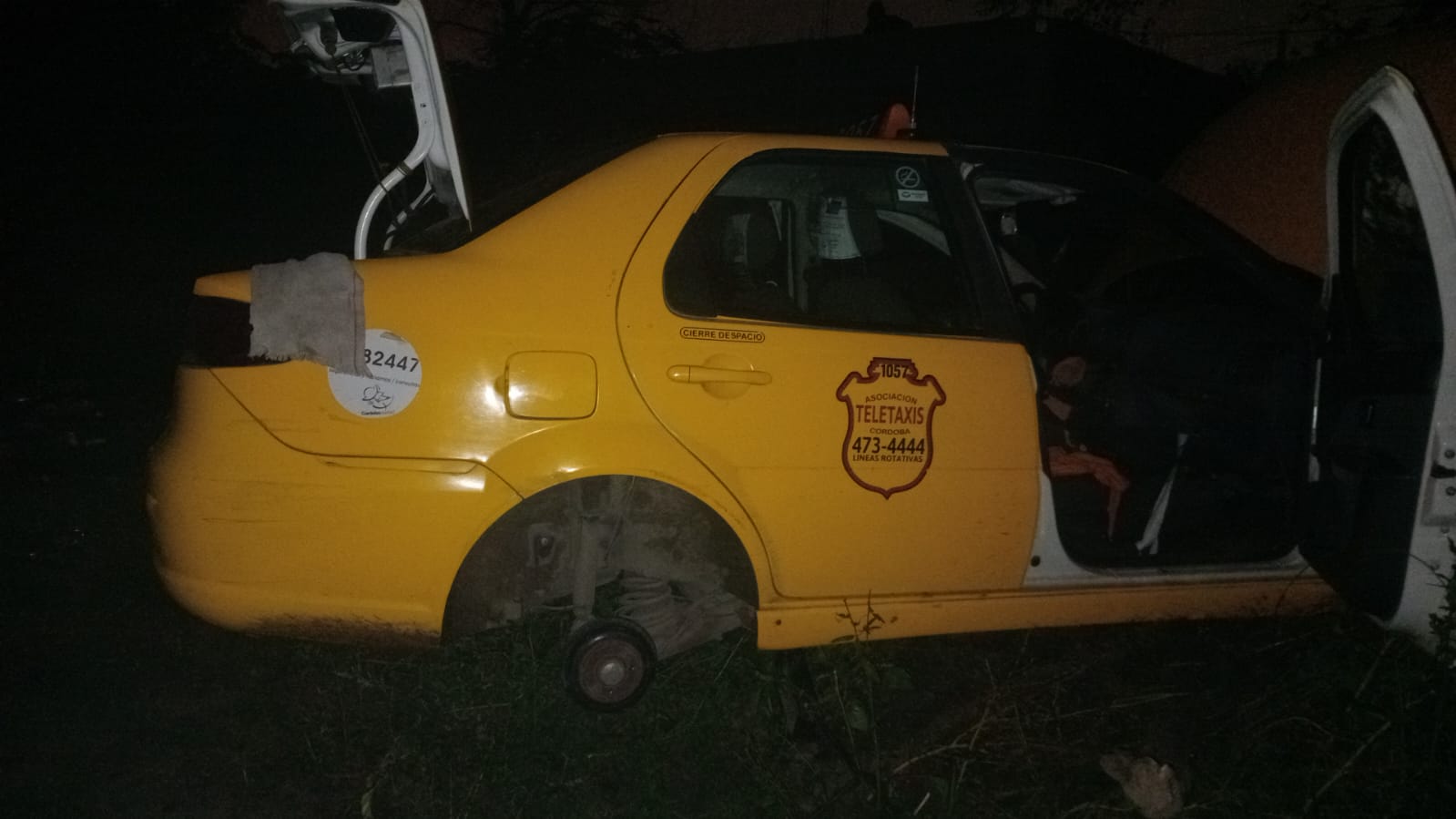 El vehículo apareció prácticamente desmantelado en un descampado.