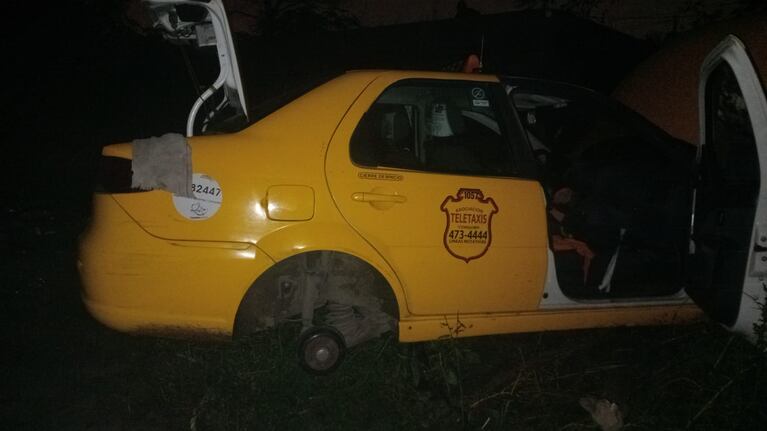 El vehículo apareció prácticamente desmantelado en un descampado.