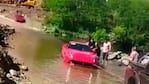 El vehículo cercano al millón de dólares es tan bajo que le entró agua al motor.