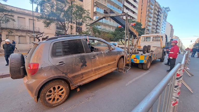 El vehículo cubierto de tierra fue trasladado a fiscalía para las pericias. Foto: Juan Pablo Lavisse / ElDoce.