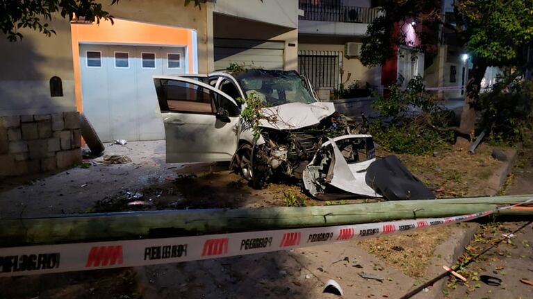 El vehículo de los ladrones quedó destruido.