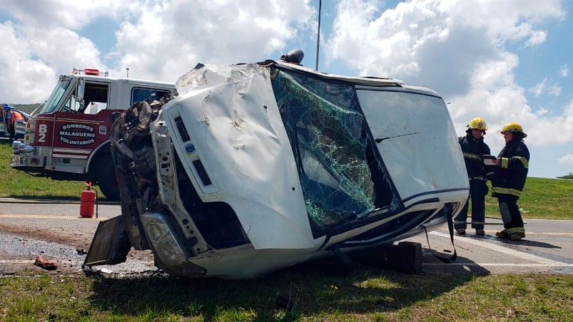 El vehículo despistó, chocó, volcó y terminó destrozado.