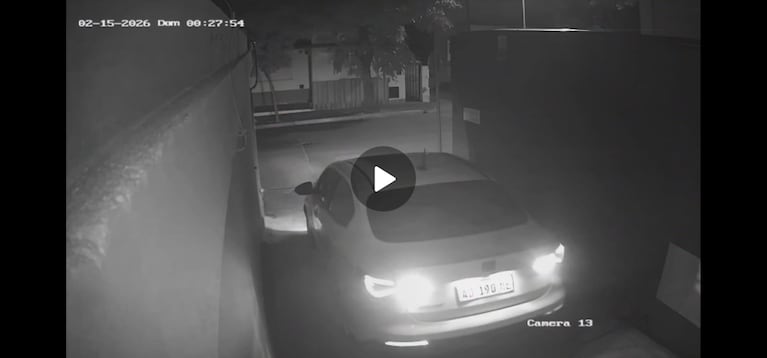 El vehículo en el ingreso a la cochera privada por la que sacaron la caja fuerte.