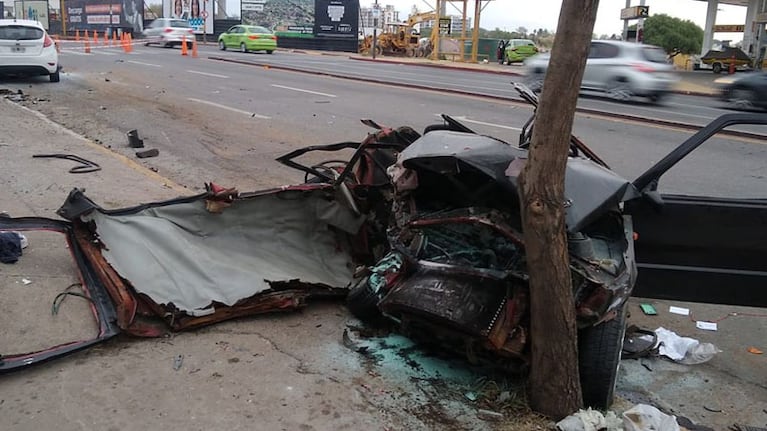 El vehículo en el que se trasladaban los cuatro jóvenes quedó totalmente destruido.