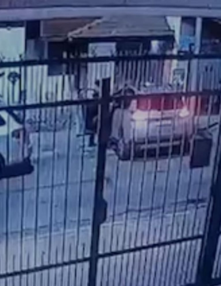 El vehículo fue registrado por una cámara de seguridad.