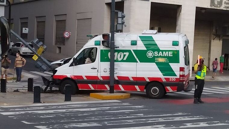 El vehículo interrumpió su camino al hospital con el herido tras tumbar un semáforo.