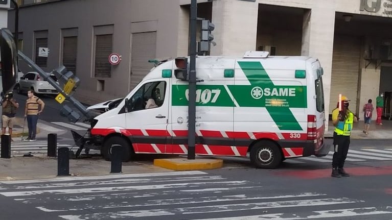El vehículo interrumpió su camino al hospital con el herido tras tumbar un semáforo.