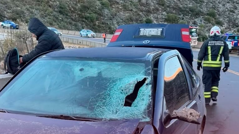 El vehículo involucrado en el accidente fatal. Foto: Bomberos Voluntarios de Valle Hermoso.