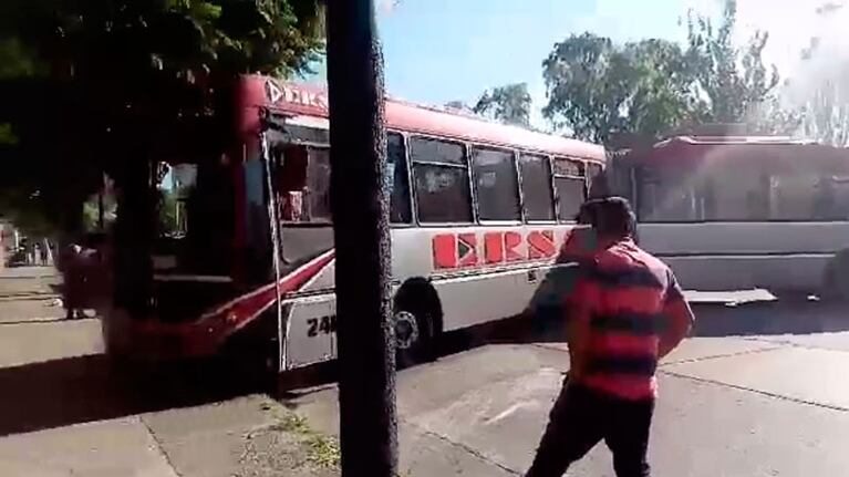 El vehículo quedó cruzado en la calle y los pasajeros varados.
