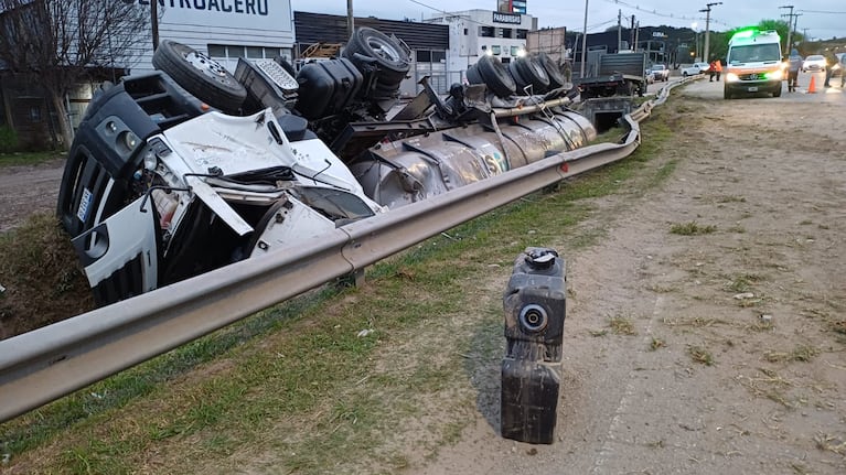 El vehículo quedó dado vuelta sobre la zanja. (Foto: El Doce)