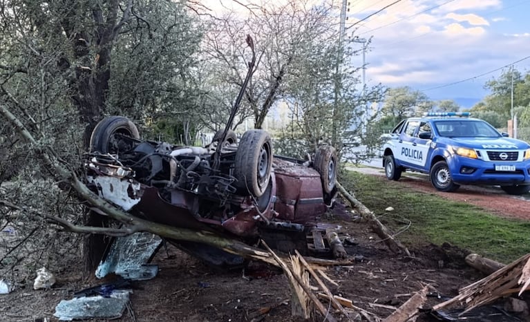 El vehículo quedó dado vuelta y destrozado a un costado de la ruta.