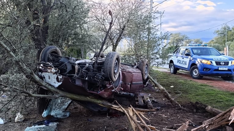 El vehículo quedó dado vuelta y destrozado a un costado de la ruta.