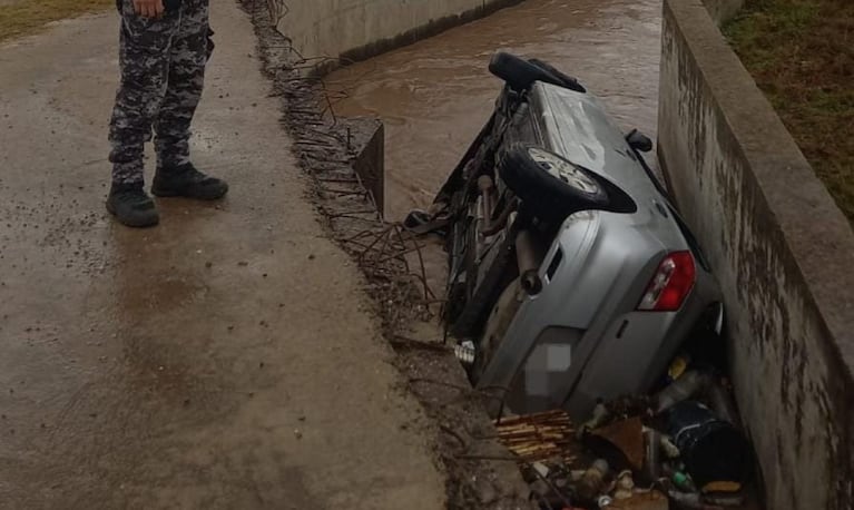 El vehículo quedó dentro de un canal a la vera de la ruta.