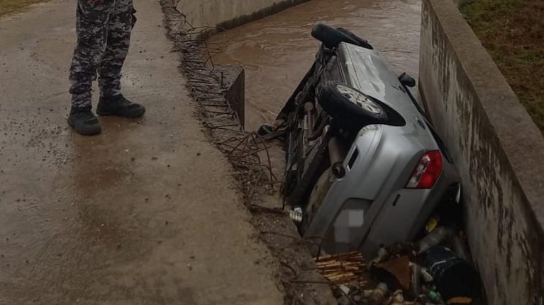 El vehículo quedó dentro de un canal a la vera de la ruta.
