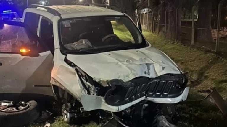El vehículo quedó destrozado tras el brutal choque.