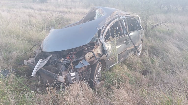 El vehículo quedó destruído a la vera de la ruta.
