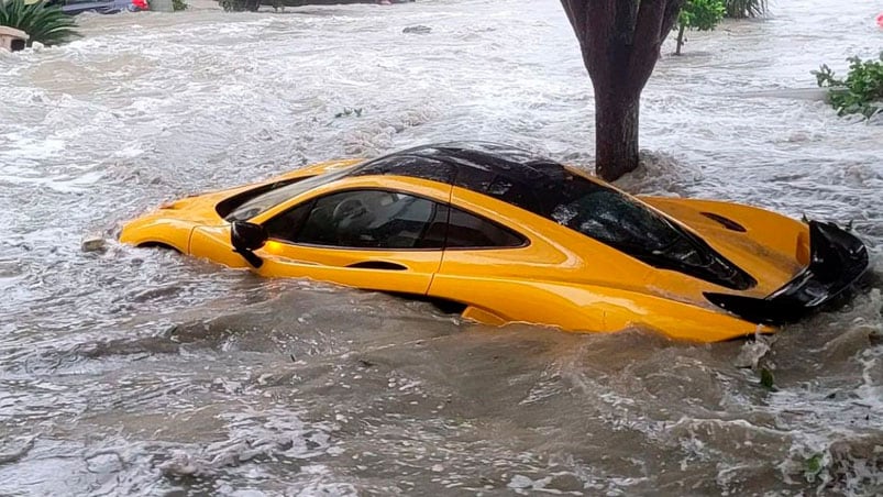 El vehículo quedó destruído en las calles de Florida.