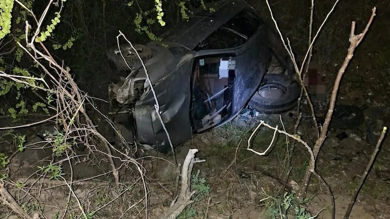 El vehículo quedó destruido tras caer por el barranco.