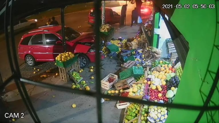 El vehículo quedó incrustado en una verdulería, sin dejar heridos.