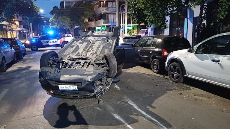 El vehículo terminó con las ruedas para arriba luego del vuelco.