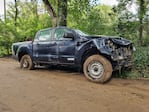 El vehículo terminó encajado en una piedra.