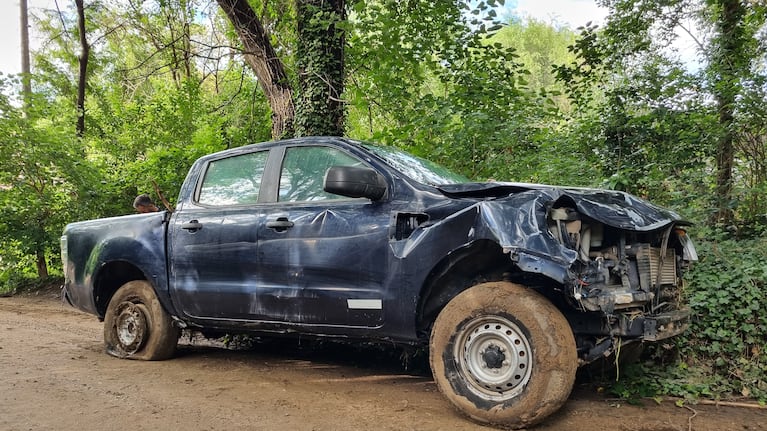 El vehículo terminó encajado en una piedra.
