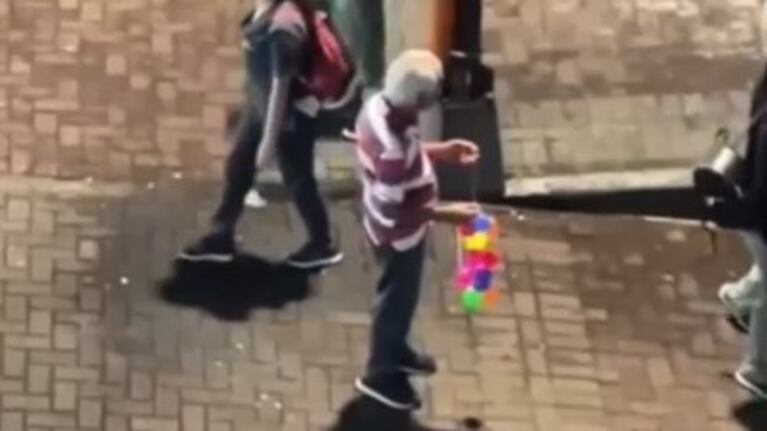 El vendedor ambulante estaba vendiendo pelotas.