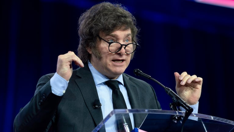 El viaje del presidente se da en medio de un clima político y económico adverso.