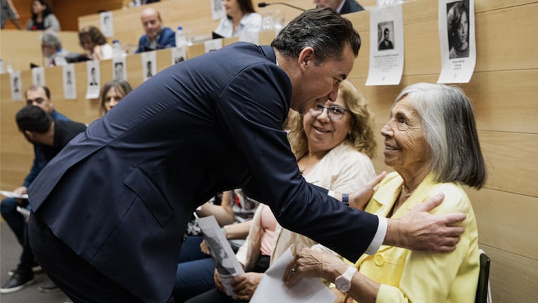 El vicegobernador, Manuel Calvo, junto a la presidenta de Abuelas de Plaza de Mayo Córdoba, Sonia Torres, previo al inicio de la sesión especial.