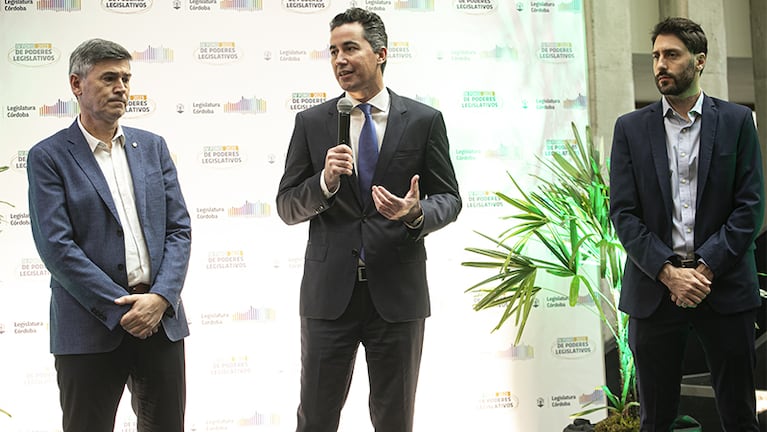 El vicegobernador Manuel Calvo junto al viceintendente Daniel Passerini en la apertura del Foro de Poderes Legislativos 2023.