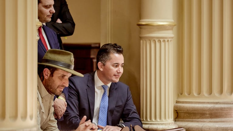 El vicegobernador Manuel Calvo presente en el Senado de la Nación acompañado por Guardaparques y el Secretario de Ambiente de la provincia, Juan Carlos Scotto.