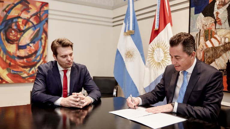 El vicegobernador Manuel Calvo y el secretario de Ambiente de la provincia, Juan Carlos Scotto, firmaron el convenio.