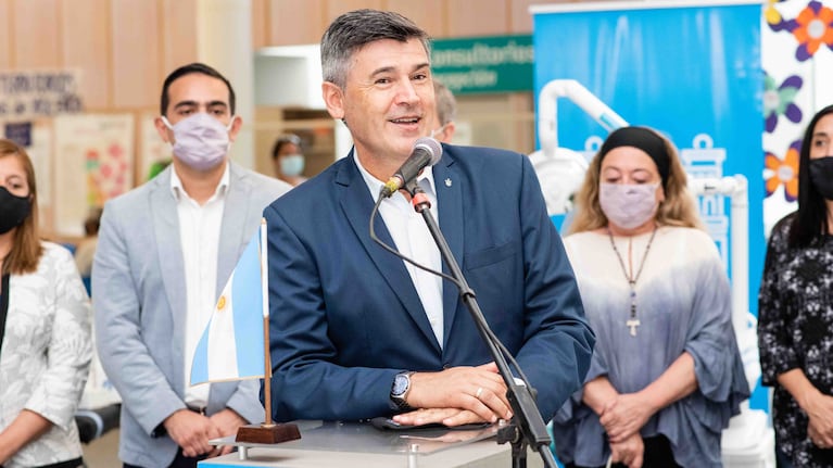 El viceintendente Daniel Passerini encabezó la entrega de insumos en el Hospital Príncipe de Asturias.