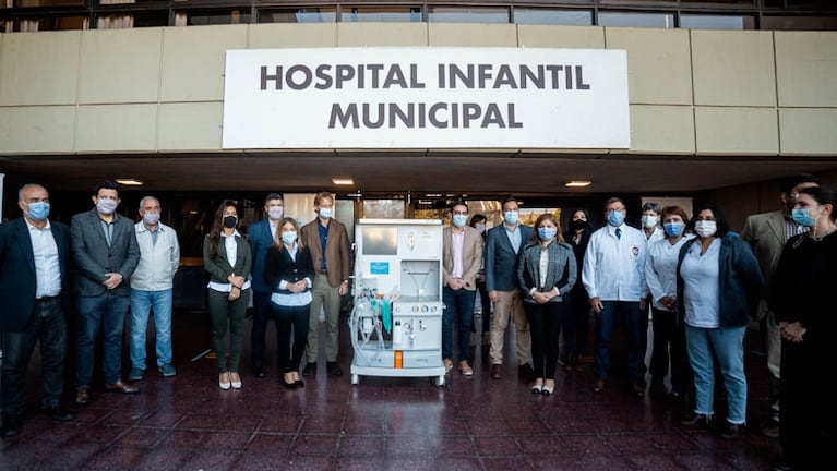 El viceintendente Daniel Passerini junto a los concejales y concejalas entregaron una mesa de anestesia al Hospital Infantil Municipal.