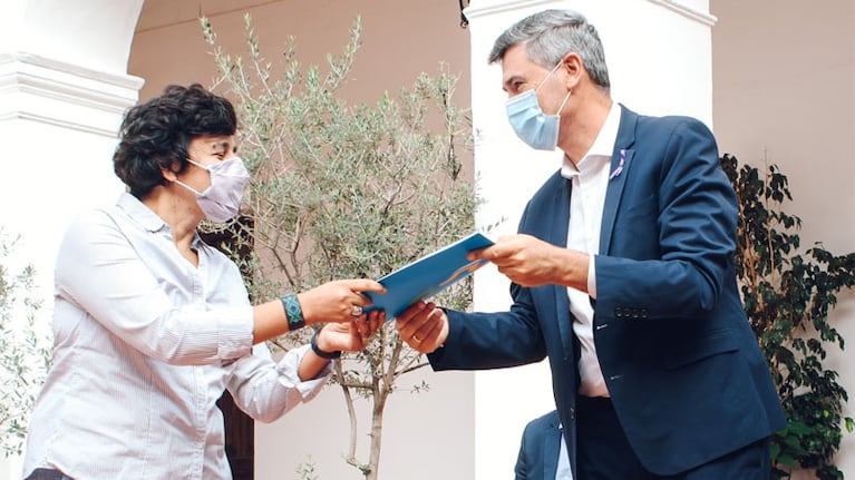 El viceintendente hace entrega a Liliana Torres de la copia autenticada de las actas de la “Megacausa La Perla”.